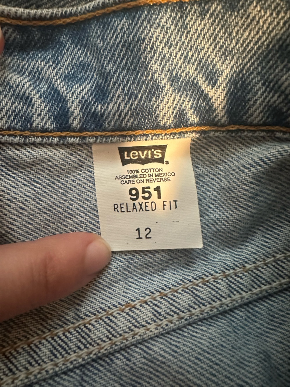 Vintage Levi’s 951 Relaxed-Fit Denim Shorts - Picture 4 of 4